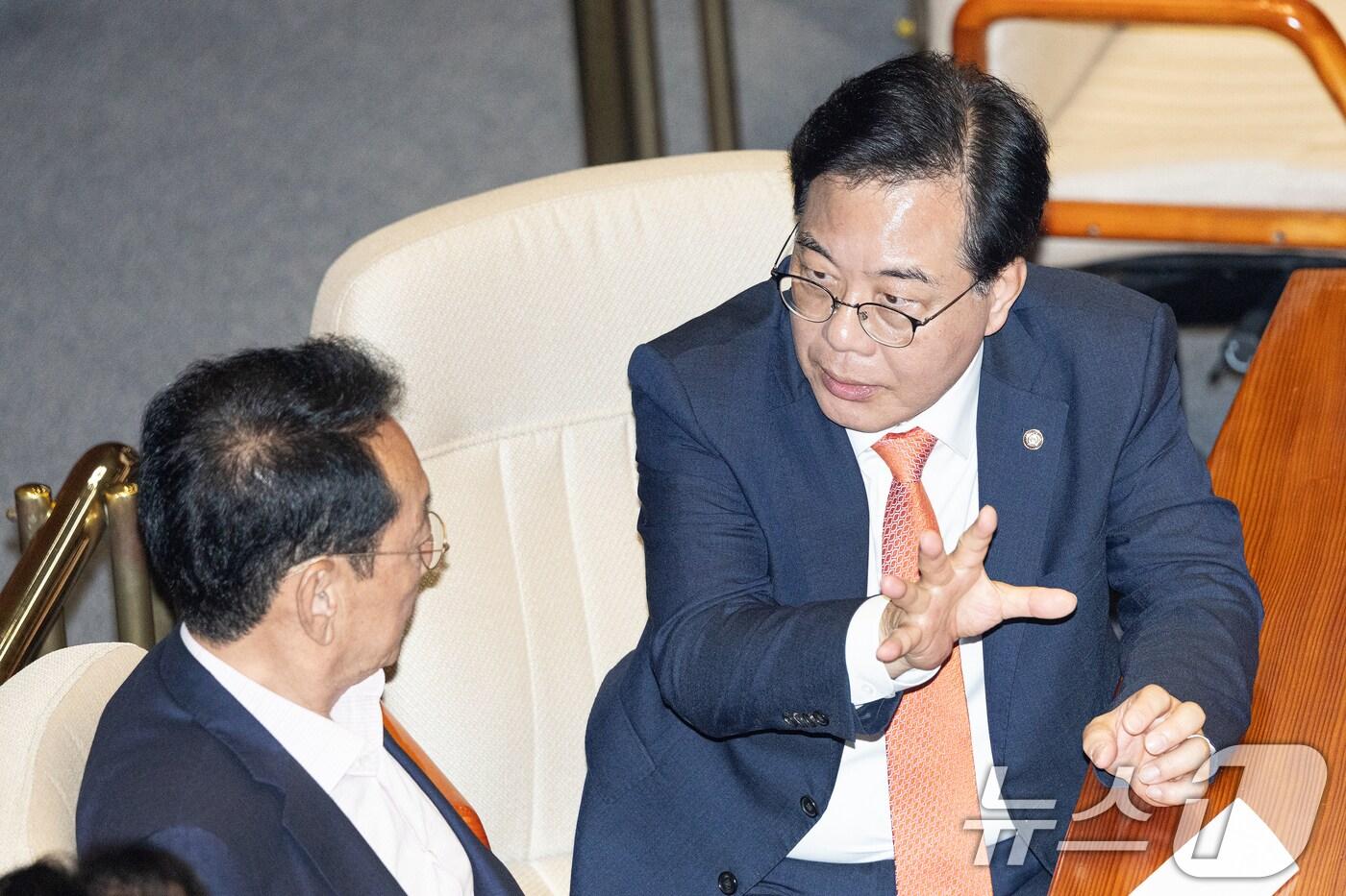 송언석 국민의힘 원내대표가 25일 서울 여의도 국회에서 열린 제429회 국회(정기회) 9차 본회의에서 김도읍 정책위의장과 대화하고 있다. 2025.9.25/뉴스1 ⓒ News1 이승배 기자