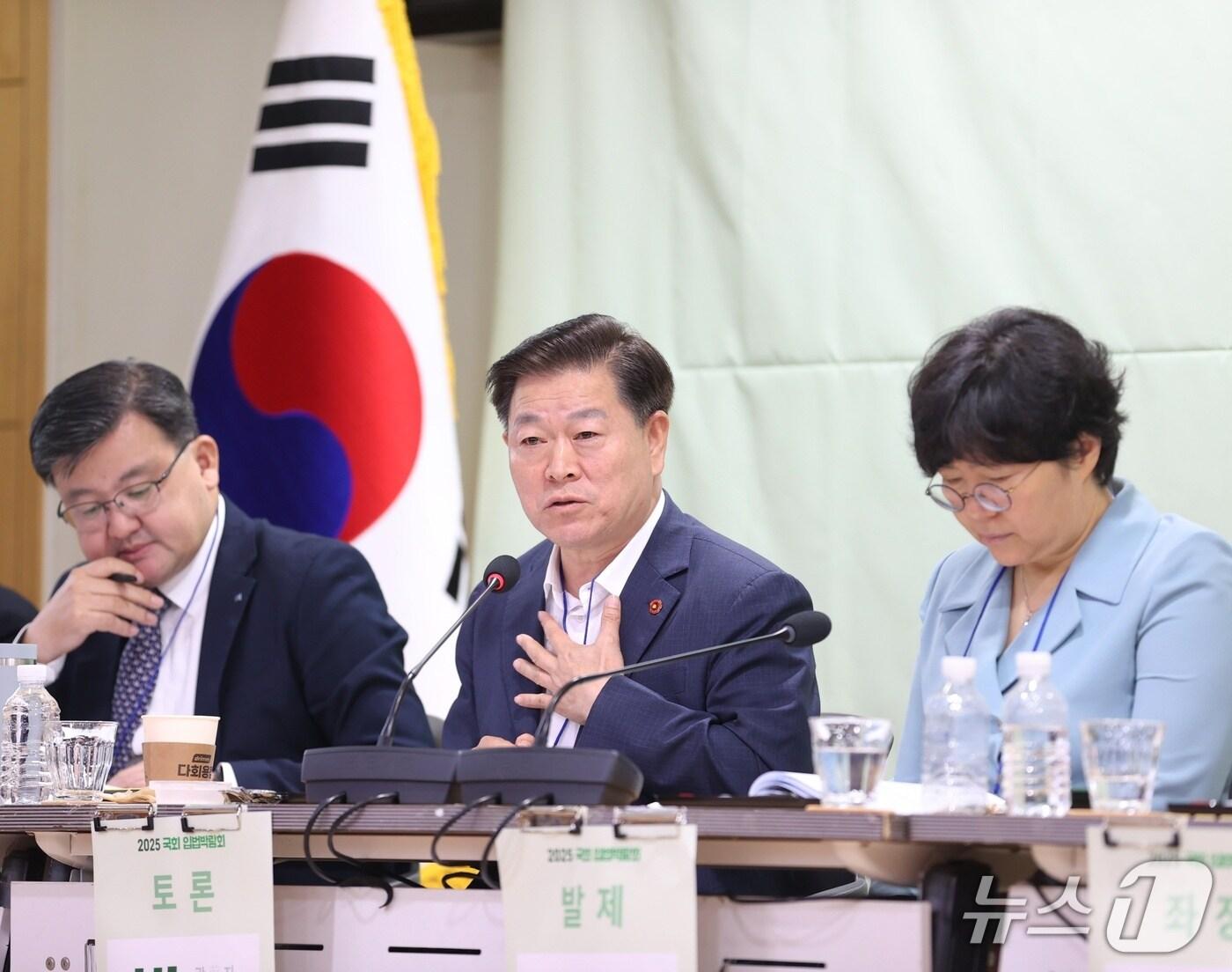 본문 이미지 - 박승원 광명시장&#40;가운데&#41;이 국회예산정책처 주관 &#39;2025 국회 입법박람회&#39;에서 발언하고 있다.&#40;광명시 제공&#41;