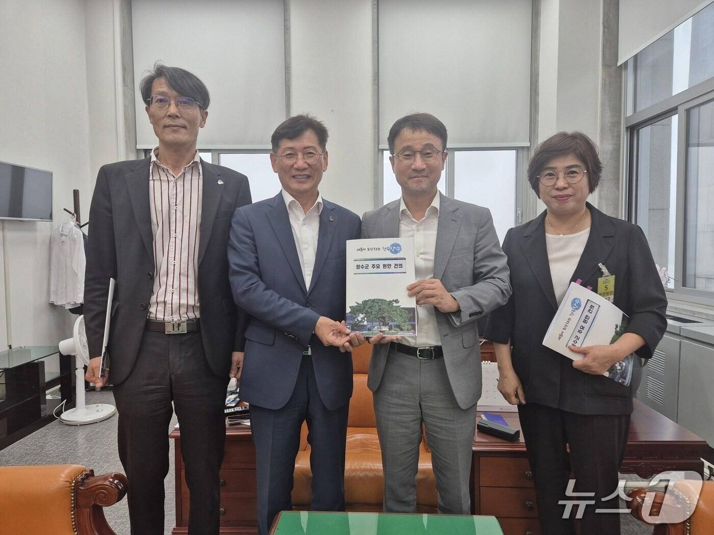 본문 이미지 - 24일 국회를 찾아 지역 주요 현안 사업을 설명한 최훈식 전북 장수군수. (장수군 제공. 재판매 및 DB금지)2025.9.25/뉴스1