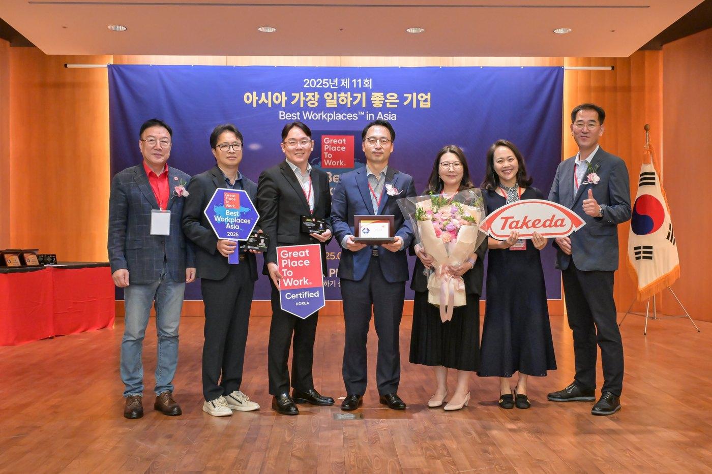 한국다케다제약 관계자 등이 &#39;아시아에서 가장 일하기 좋은 기업&#39; 선정식 후 기념사진을 찍고 있다.&#40;한국다케다제약 제공&#41;/뉴스1