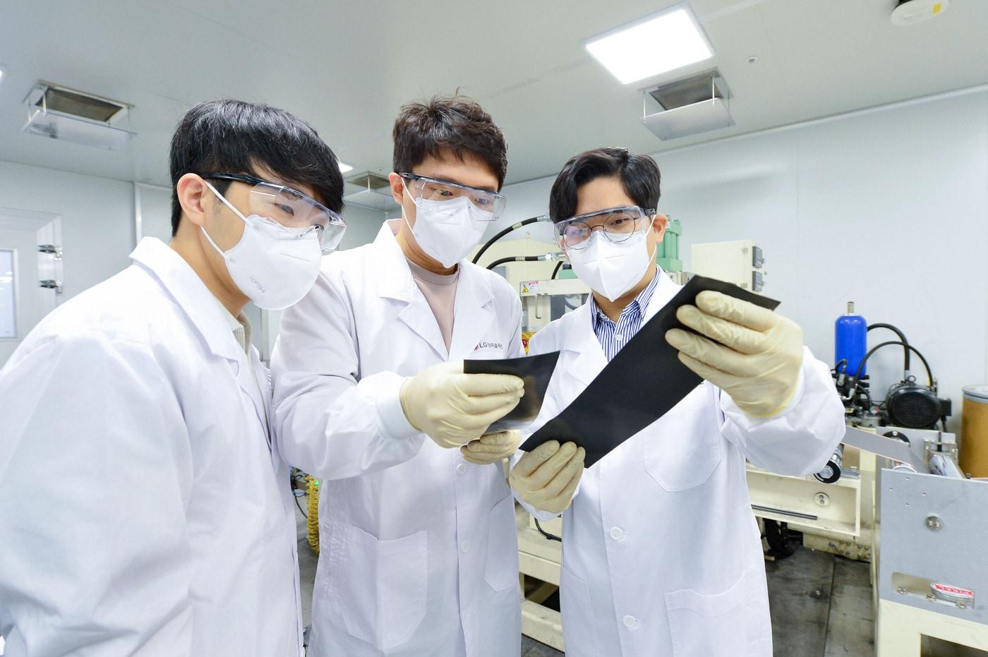 배터리 제조 기술을 개발하는 LG에너지솔루션 연구원들의 모습&#40;자료사진.LG에너지솔루션 제공&#41;. 