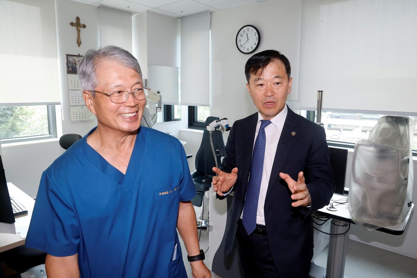 고영초 요셉의원 원장과 이형훈 보건복지부 제2차관(왼쪽부터)/보건복지부 제공