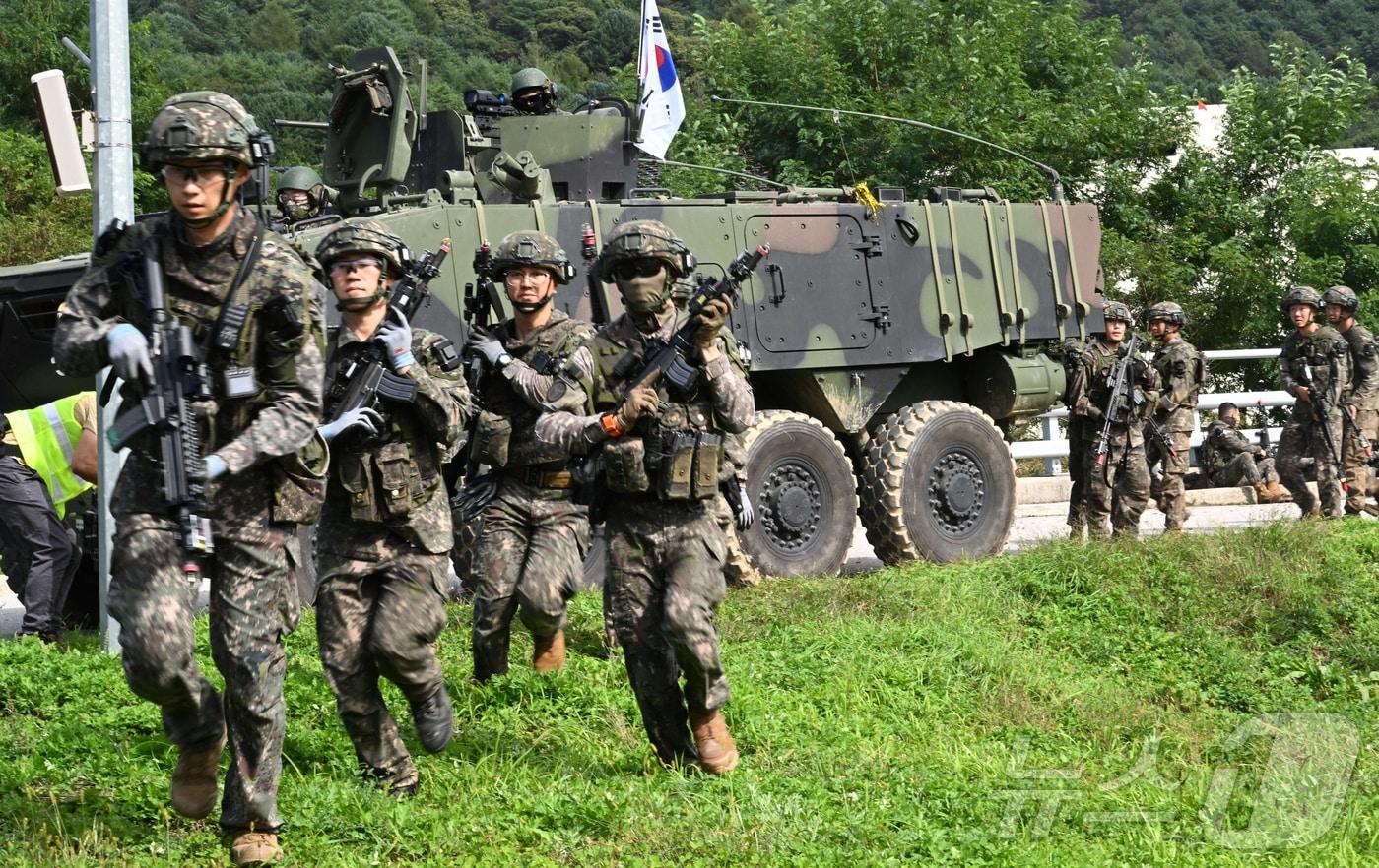 본문 이미지 - 강원도 인제군 육군 과학화훈련단(KCTC) 도시지역훈련장에서 열린 제3회 국제 과학화전투 경연대회(K-ICTC)에서 다국적 연합군 장병들이 기동하고 있다. 2025.9.25 ⓒ 뉴스1 사진공동취재단