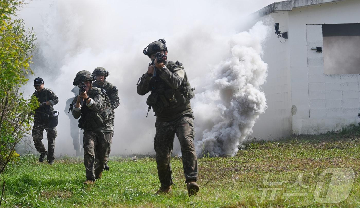 지난 9월 25일 강원도 인제군 육군 과학화훈련단&#40;KCTC&#41; 도시지역훈련장에서 열린 제3회 국제 과학화전투 경연대회&#40;K-ICTC&#41;에서 다국적 연합군 장병들이 건물 내부 대항군과 교전하고 있다. 2025.9.25/뉴스1 ⓒ News1 사진공동취재단