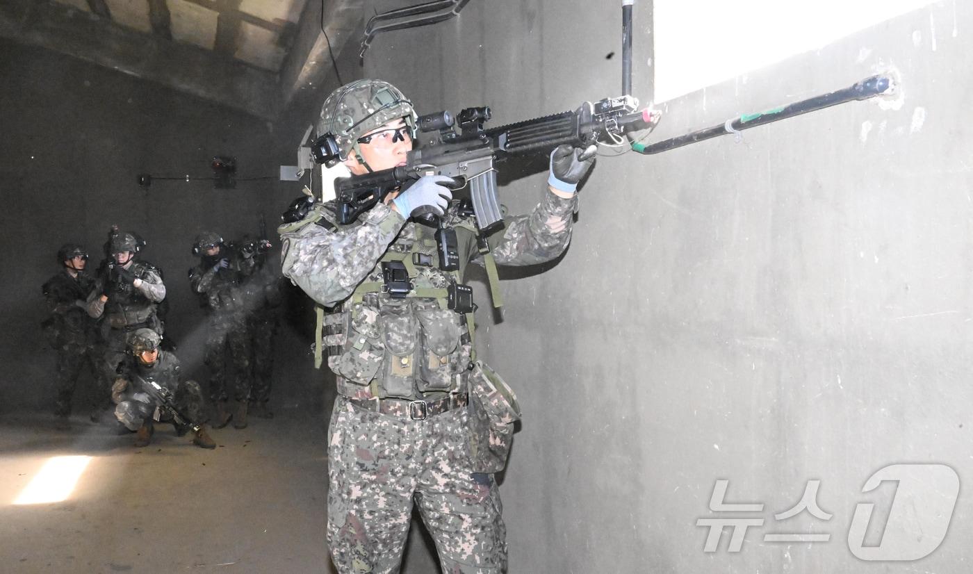 지난 9월 25일 강원도 인제군 육군 과학화훈련단&#40;KCTC&#41; 도시지역훈련장에서 열린 제3회 국제 과학화전투 경연대회&#40;K-ICTC&#41;에서 다국적 연합군 장병들이 경계 임무를 수행하고 있다. 2025.9.25/뉴스1 ⓒ News1 사진공동취재단