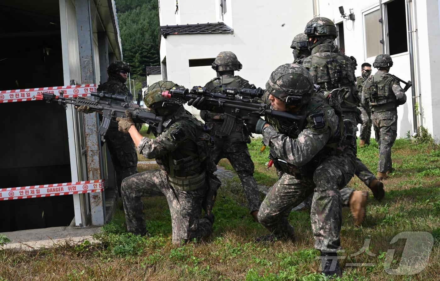 지난달 25일 강원도 인제군 육군 과학화훈련단&#40;KCTC&#41; 도시지역훈련장에서 열린 제3회 국제 과학화전투 경연대회&#40;K-ICTC&#41;에서 다국적 연합군 장병들이 건물 내부 대항군과 교전하고 있다. 2025.9.25/뉴스1 ⓒ News1 사진공동취재단