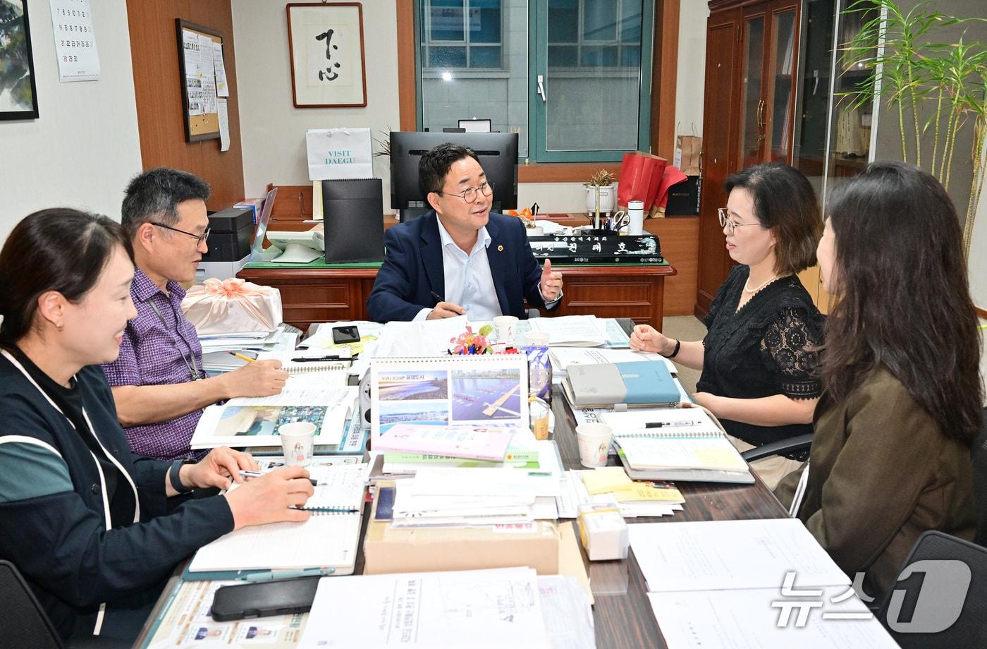 권태호 울산시의원은 25일 중구청 기획예산실 관계자들과 내년도 시비 지원방안 확보를 위한 간담회를 갖고 중구 지역 현안 사업을 점검했다.&#40;울산시의회 제공. 재판매 및 DB금지&#41;/뉴스1