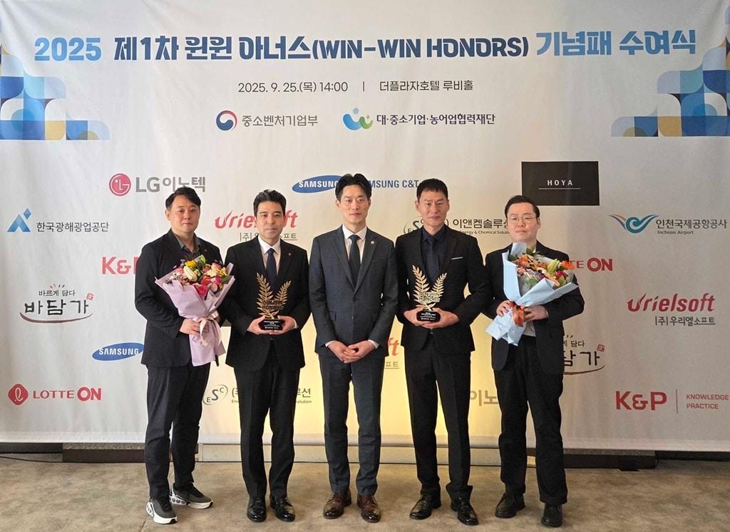 본문 이미지 - 사진 왼쪽부터 송진영 롯데온 윤리경영팀 팀장, 정진욱 롯데온 경영지원부문 부문장, 노용석 중소기업벤처부 차관. 박철민 해진식품 대표, 손찬배 롯데온 윤리경영팀 책임이 지난 25일 서울 중구 더 플라자호텔에서 열린 중소벤처기업부가 주관하고 대중소기업농어업협력재단이 수행하는 ‘윈윈 아너스’에서 기념사진을 촬영하고 있다.&#40;롯데온 제공&#41;