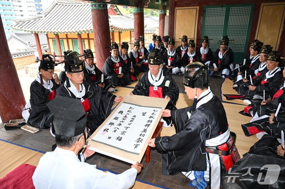 본문 이미지 - 정종복 기장군수가 기장향교에서 추기 석전대제를 봉행하고 있다.(기장군 제공. 재판매 및 DB금지)