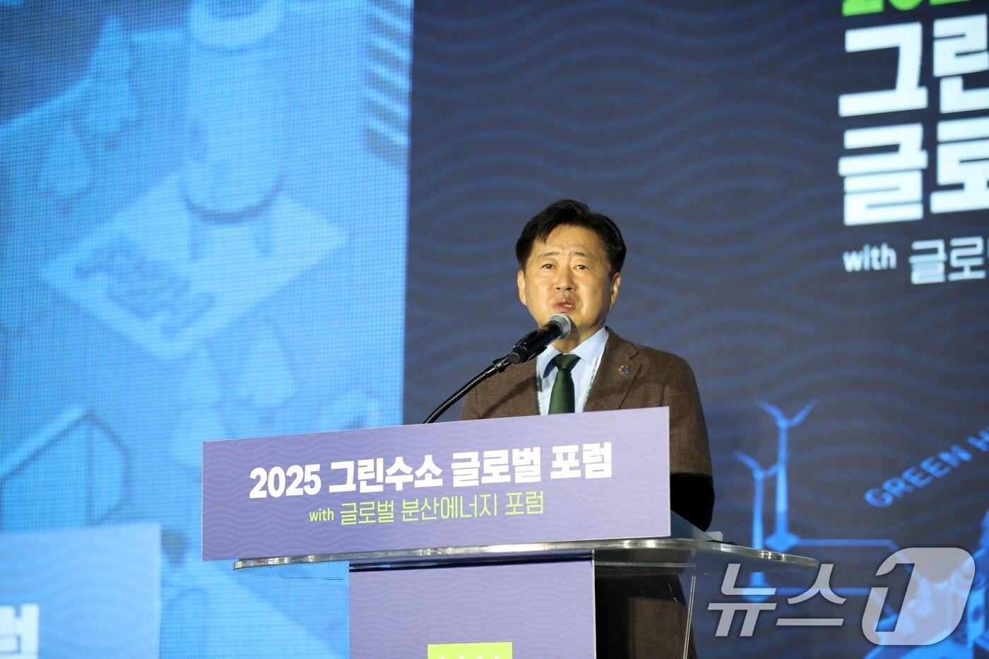 25일 오전 제주국제컨벤션센터에서 열린 2025 그린수소 글로벌 포럼 개막식에서 오영훈 제주도지사가 개회사를 하고 있다.2025.9.25/뉴스1 ⓒ News1 고동명 기자