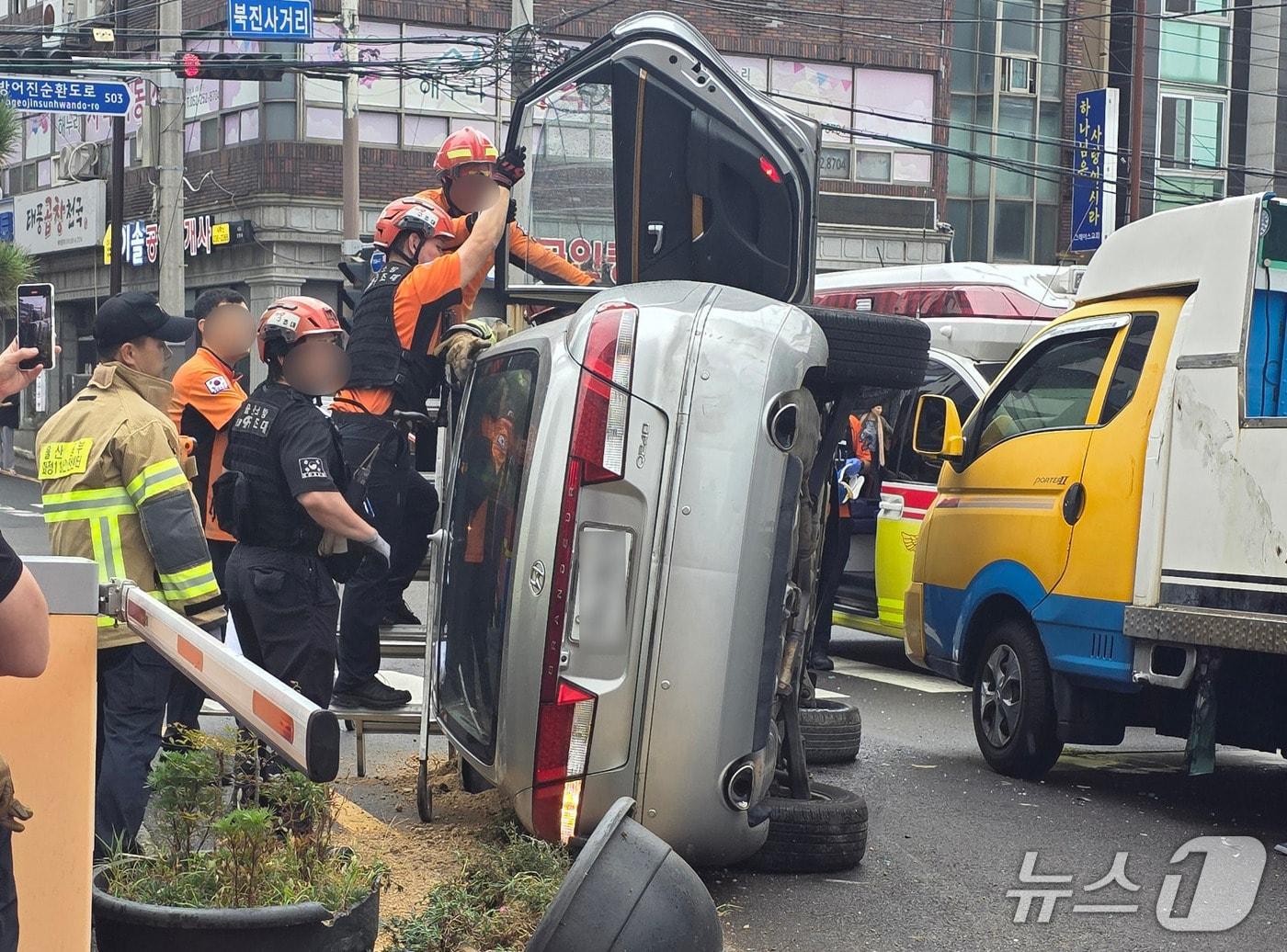 본문 이미지 - 25일 오후 3시 21분께 울산 동구 방어동에서 60대 운전자 A 씨가 몰던 차량이 식당으로 돌진하는 사고가 발생했다.(독자 제공)