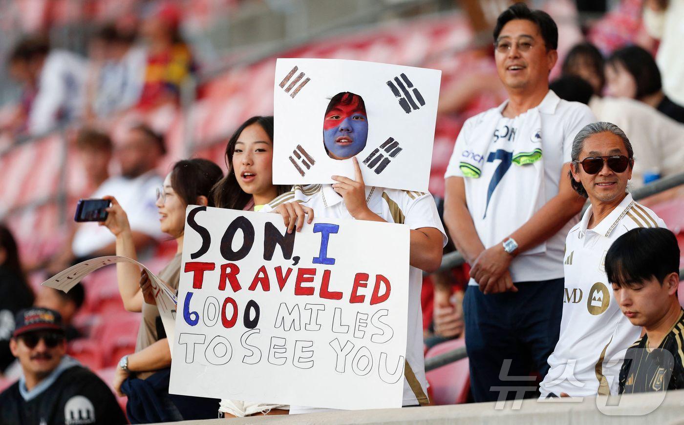 손흥민을 응원하는 LA FC 팬들 ⓒ AFP=뉴스1