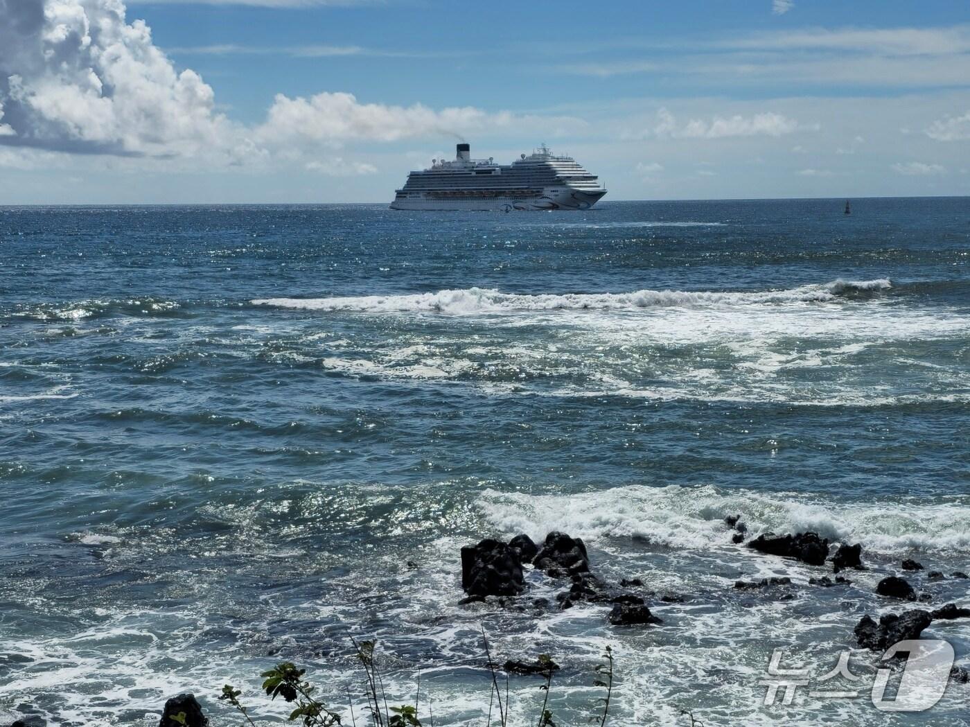 본문 이미지 - 24일 제주 서귀포 강정동 인근 범섬이 보이는 해안 ⓒ 뉴스1