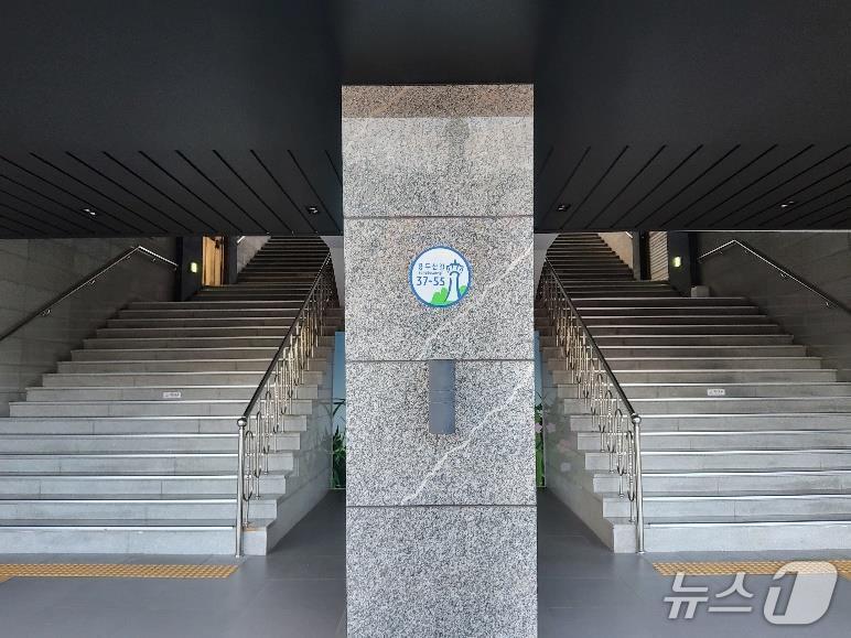 본문 이미지 - 자율형 건물번호판이 설치된 모습.(중구 제공. 재판매 및 DB금지)