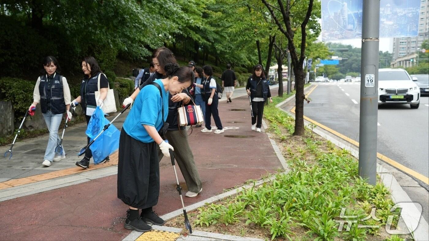 경기 수원특례시 영통구 광교1동이 25일 다가오는 추석을 맞아 통장협의회와 함께 환경정비를 실시하고 있다. (광교1동 제공. 재판매 및 DB 금지) 2025.9.25/뉴스1