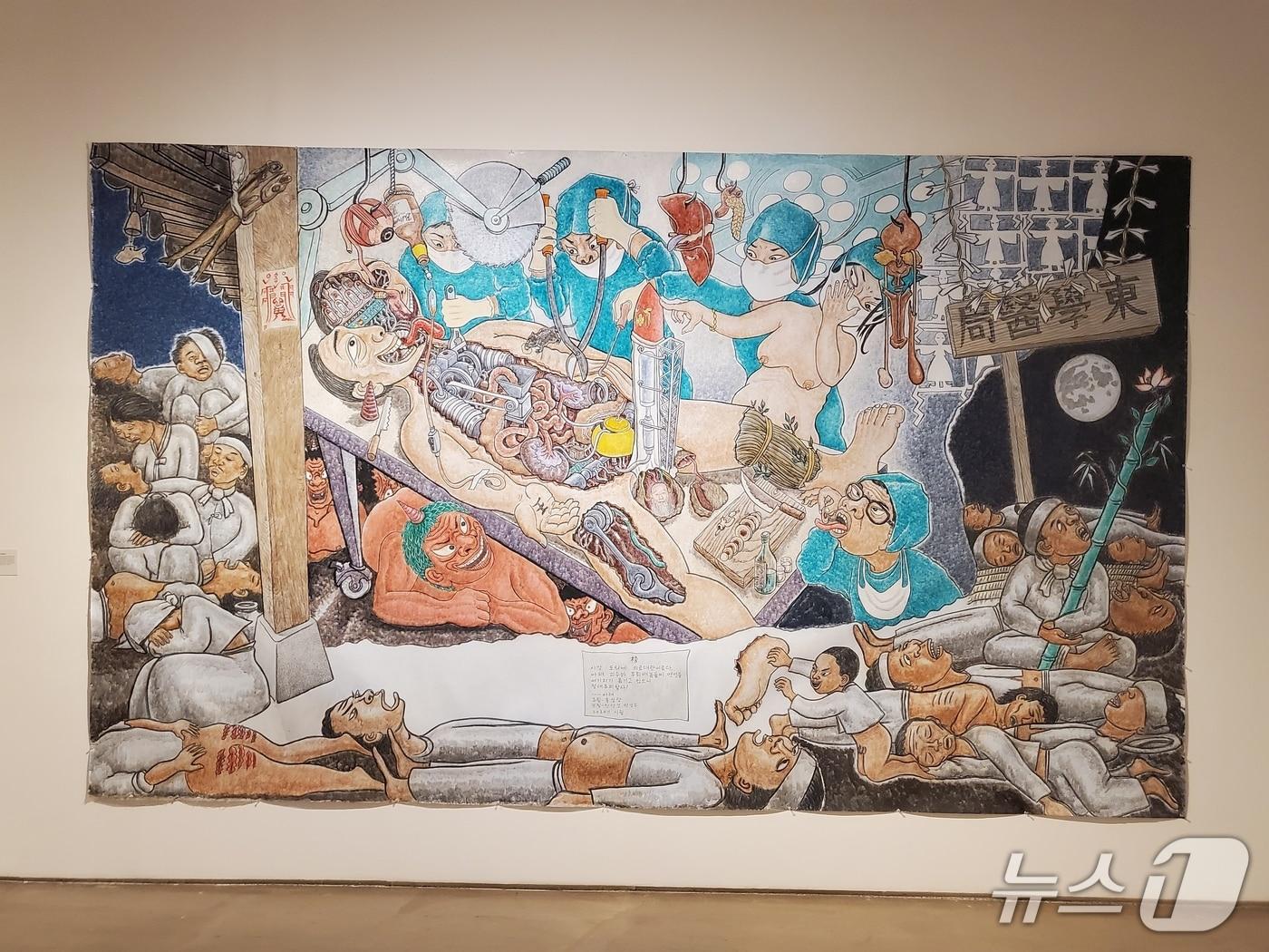 본문 이미지 - 대구 봉산문화회관 1전시실에 걸린 작가 A 씨의 '동학의국'. 윤석열 전 대통령을 풍자한 이 작품이 논란을 일으키자 대구 중구청이 전시실 일부를 폐쇄하기로 했다.(대경미술연구원 제공. 재판매 및 DB금지)