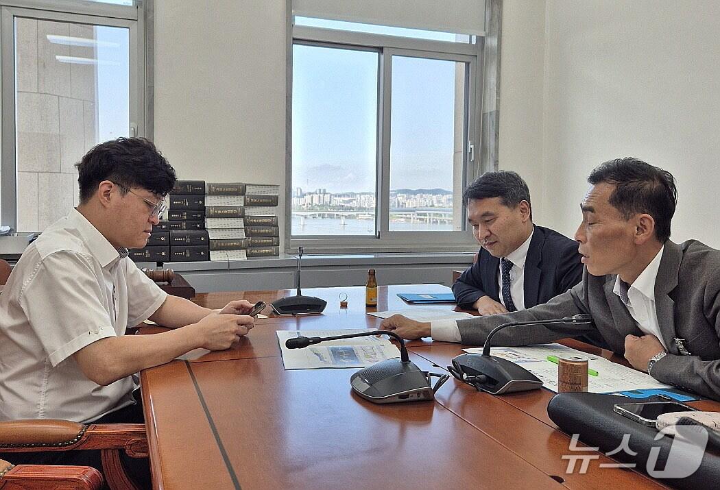 본문 이미지 - 최정일 무주 부군수가 국회를 찾아 지역 현안을 건의하고 있다.&#40;무주군 제공. 재판매 및 DB 금지&#41;