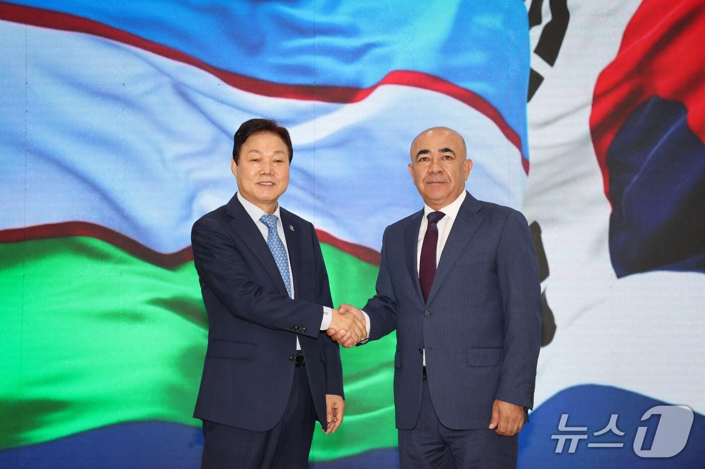 박완수 경남지사(왼쪽)가 우즈베키스탄 타슈켄트주 조이르 미르자예프 주지사와 우호교류 협정을 체결한 뒤 기념촬영을 하고 있다.(경남도 제공. 재판매 및 DB금지)