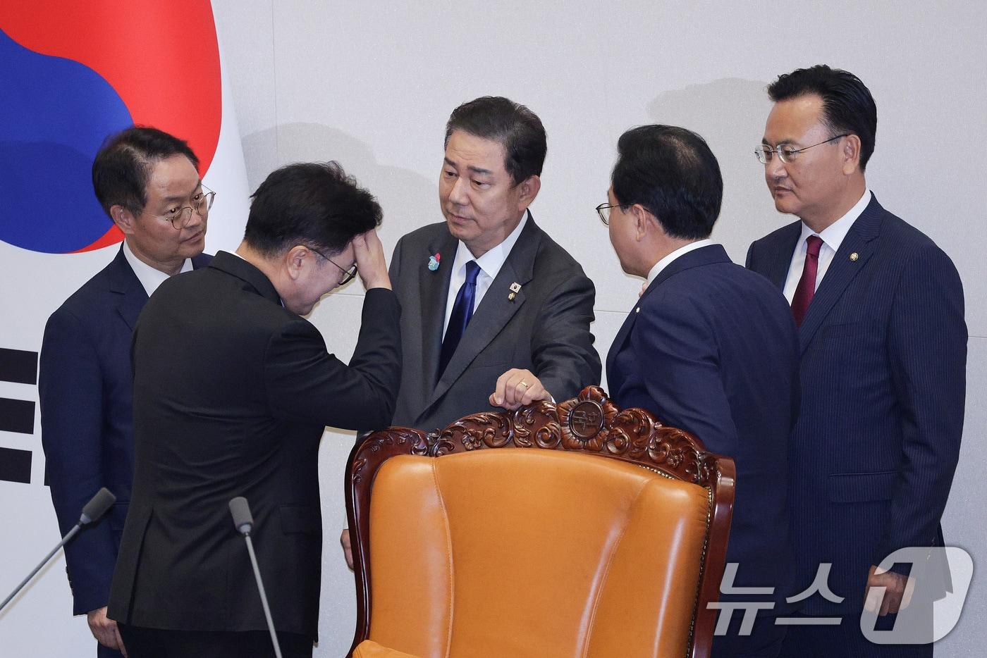 우원식 국회의장이 25일 서울 여의도 국회에서 열린 제429회 국회&#40;정기회&#41; 제9차 본회의에서 민주유공자 예우에 관한 법률안에 대한 신속처리안건 지정동의의 건이 명패수보다 투표수가 많은 상황이 발생하자 김병기 더불어민주당 원내대표와 송언석 국민의힘 원내대표를 불러 대화하고 있다. 2025.9.25/뉴스1 ⓒ News1 신웅수 기자