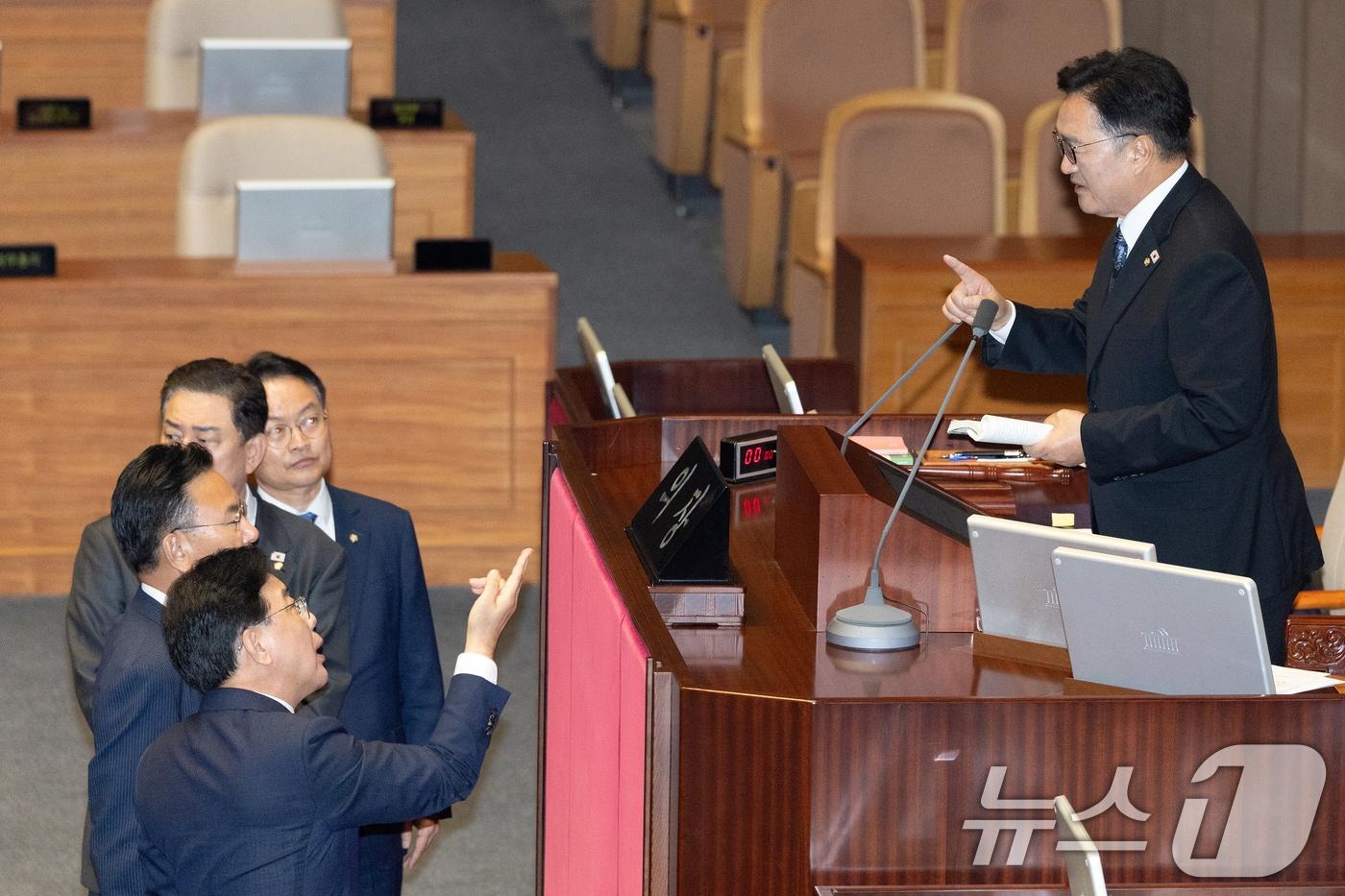 25일 서울 여의도 국회에서 열린 제429회국회&#40;정기회&#41; 9차 본회의에서 공익신고자 보호법 일부개정법률안 신속처리안건&#40;패스트트랙&#41; 지정동의의 건 등에 대한 무기명 투표 후 투표수가 의원 명패 수보다 1개 많자 송언석 국민의힘 원내대표가 우원식 국회의장에게 항의하고 있다. 2025.9.25/뉴스1 ⓒ News1 이승배 기자