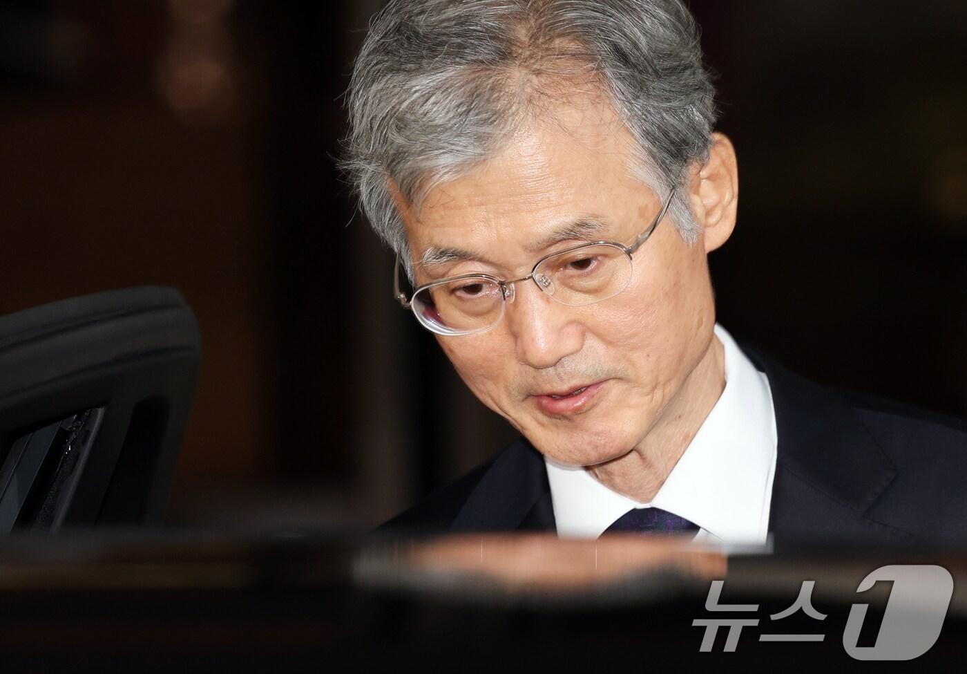 조희대 대법원장이 지난달 25일 오후 서울 서초구 대법원 청사를 나서고 있다. 여권의 사퇴 압박을 받는 조 대법원장은 이날 열린 신임법관 임명식에서 “헌법은 재판의 독립을 천명하고 법관의 신분을 보장하고 있다”고 밝혔다. 2025.9.25/뉴스1 ⓒ News1 오대일 기자