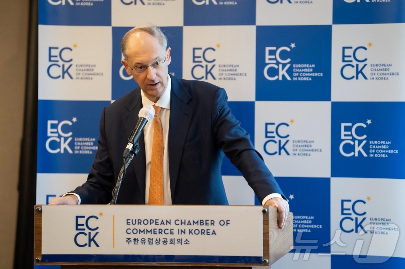 필립 반 후프 주한유럽상공회의소&#40;ECCK&#41; 회장이 25일 서울 중구 한국프레스센터에서 열린 \&#39;2025년도 ECCK 백서 기자간담회\&#39;에서 발언하고 있다.&#40;ECCK 제공&#41; ⓒ News1 최동현 기자