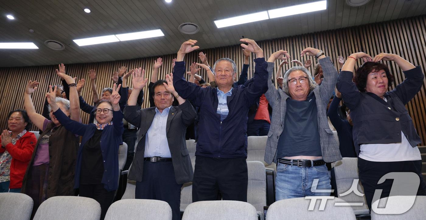 본문 이미지 - 25일 서울 여의도 국회에서 열린 제 429회 국회(정기회) 제9차 본회의에서 경북·경남·울산 초대형산불 피해구제 및 지원 등을 위한 특별법안(대안)이 통과되자 해당 구역에 거주하는 방청객들이 환호하고 있다. 2025.9.25/뉴스1 ⓒ News1 신웅수 기자