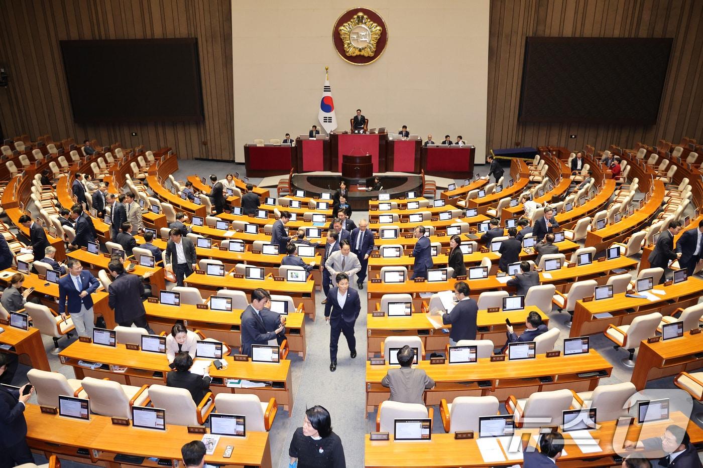 25일 서울 여의도 국회에서 열린 제 429회 국회(정기회) 제9차 본회의에서 정부조직법 일부개정법률안(대안)에 대한 무제한 토론(필리버스터)이 사작되자 더불어민주당 의원들이 본회의장을 나서고 있다. 2025.9.25/뉴스1 ⓒ News1 신웅수 기자