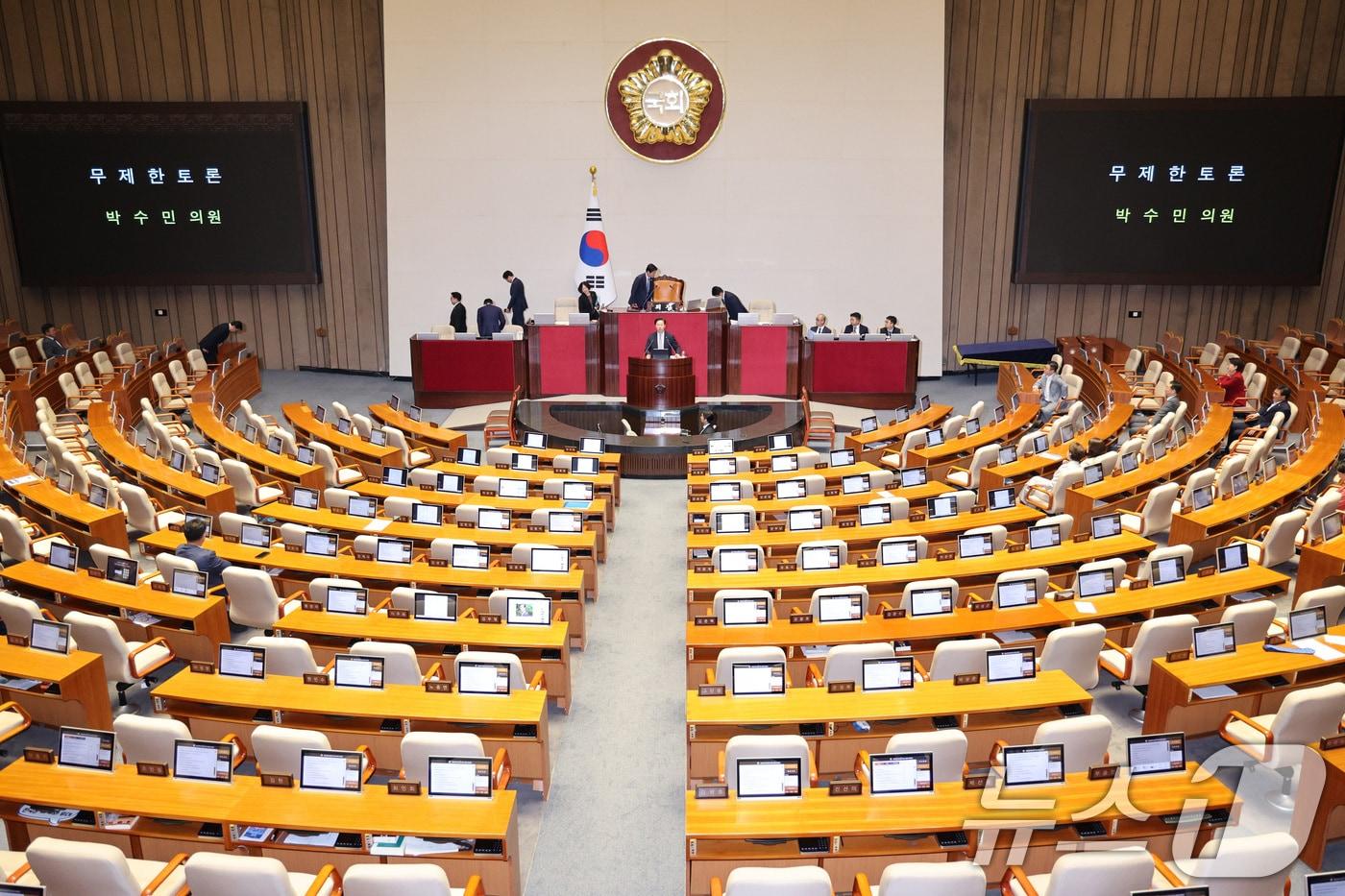 박수민 국민의힘 의원이 25일 서울 여의도 국회에서 열린 제 429회 국회&#40;정기회&#41; 제9차 본회의에서 정부조직법 일부개정법률안&#40;대안&#41;에 대한 무제한 토론&#40;필리버스터&#41;을 하고 있다. 2025.9.25/뉴스1 ⓒ News1 신웅수 기자