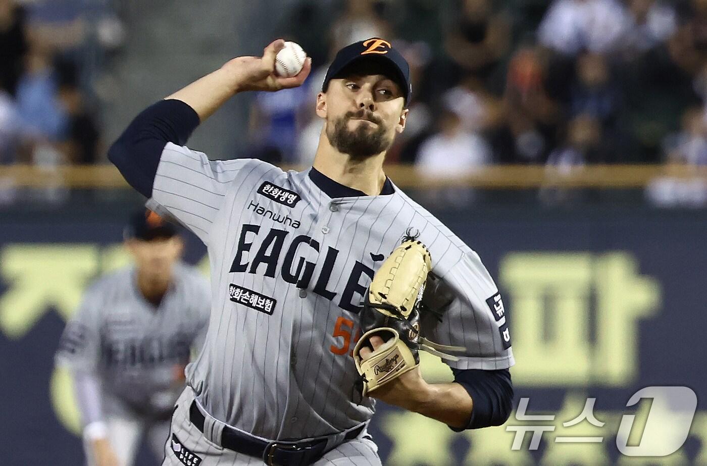 25일 오후 서울 송파구 잠실야구장에서 열린 프로야구 '2025 신한 SOL뱅크 KBO 리그' 한화 이글스와 두산 베어스의 경기에서 한화 선발 라이언 와이스가 역투하고 있다. 2025.9.25/뉴스1 ⓒ News1 김민지 기자