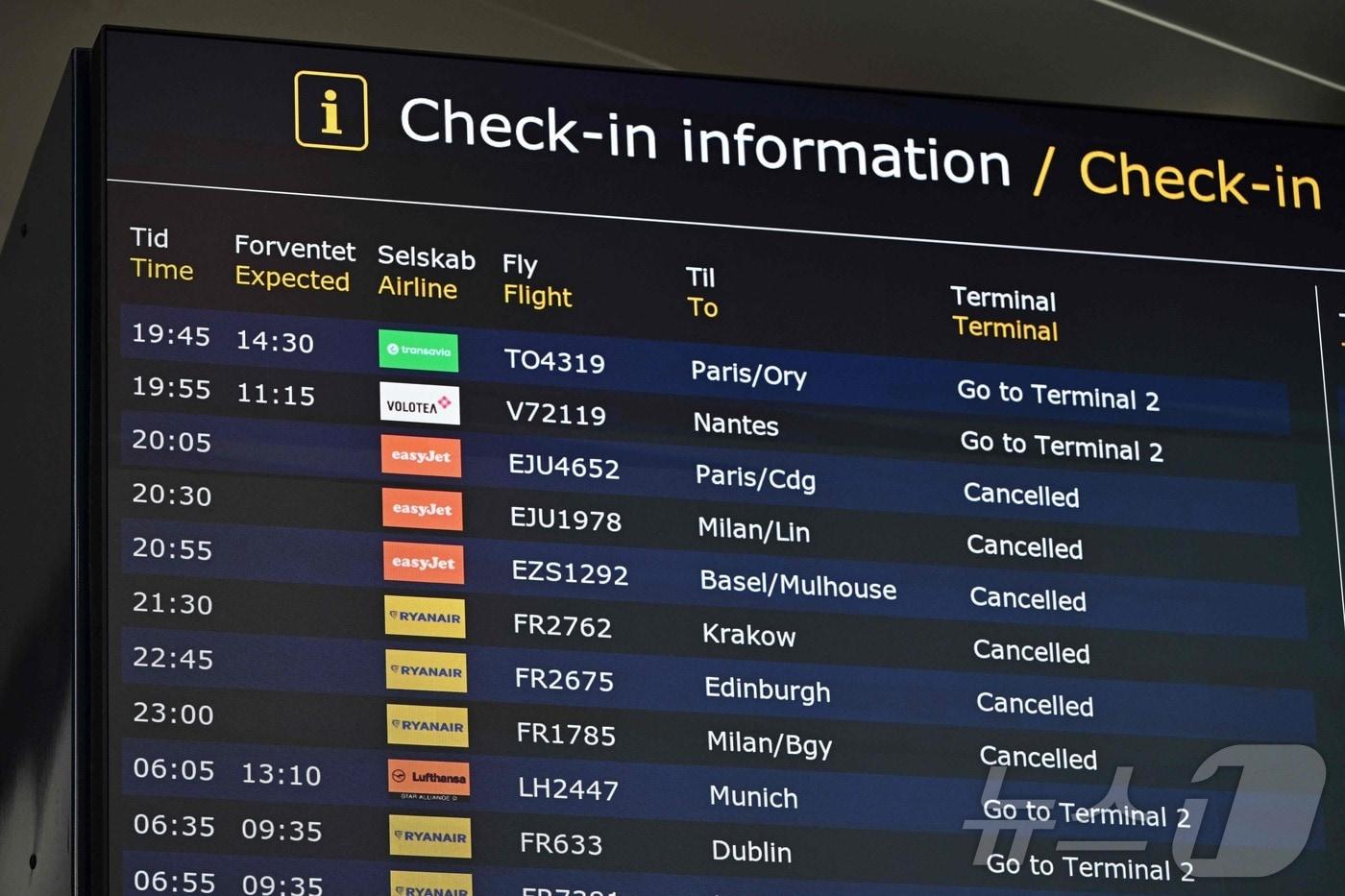 덴마크 코펜하겐공항에 드론 출몰로 인한 항공편 취소 안내가 떠 있다. 2025.09.23 ⓒ AFP=뉴스1 ⓒ News1 이지예 객원기자