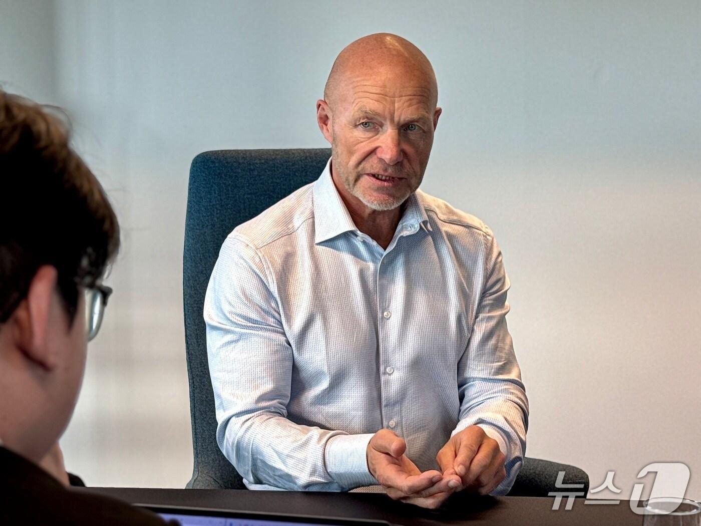 본문 이미지 - 엔 운푸 엘코젠 창업자가 17일(현지시간) 에스토니아 하르유주 리바매 신축 본사에서 첫 인터뷰를 하고 있다. ⓒ 뉴스1 황덕현 기자
