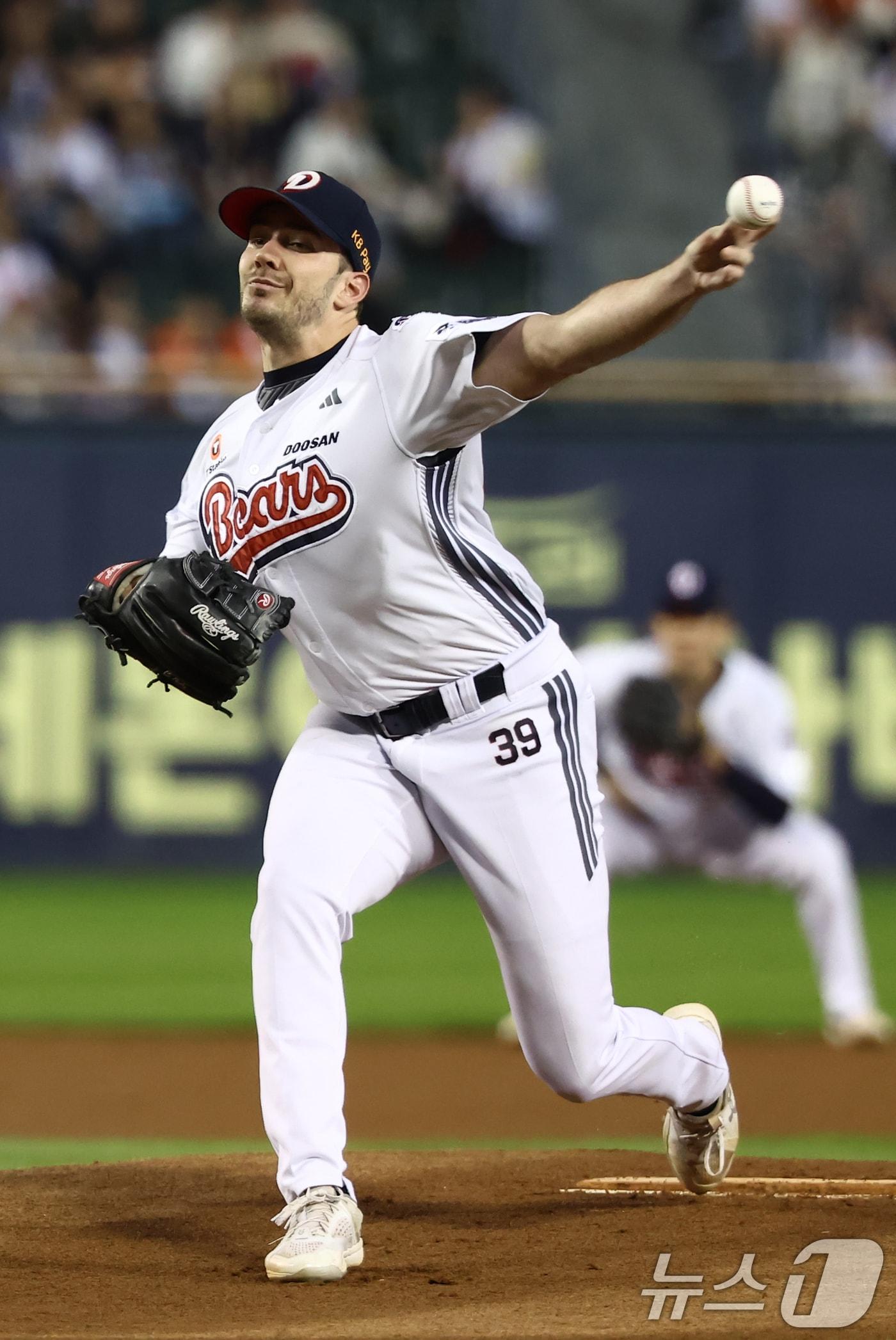 본문 이미지 - 25일 오후 서울 송파구 잠실야구장에서 열린 프로야구 &#39;2025 신한 SOL뱅크 KBO 리그&#39; 한화 이글스와 두산 베어스의 경기에서 두산 선발 잭 로그가 역투하고 있다. 2025.9.25/뉴스1 ⓒ News1 김민지 기자