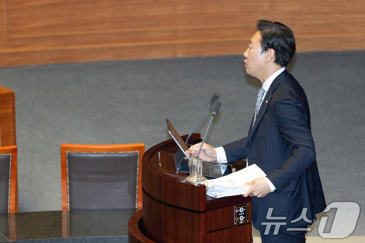 박수민 국민의힘 의원이 25일 서울 여의도 국회에서 열린 제429회국회(정기회) 9차 본회의에서 정부조직법 일부개정법률안에 대한 무제한 토론(필리버스터)을 하고 있다. 2025.9.25/뉴스1 ⓒ News1 이승배 기자