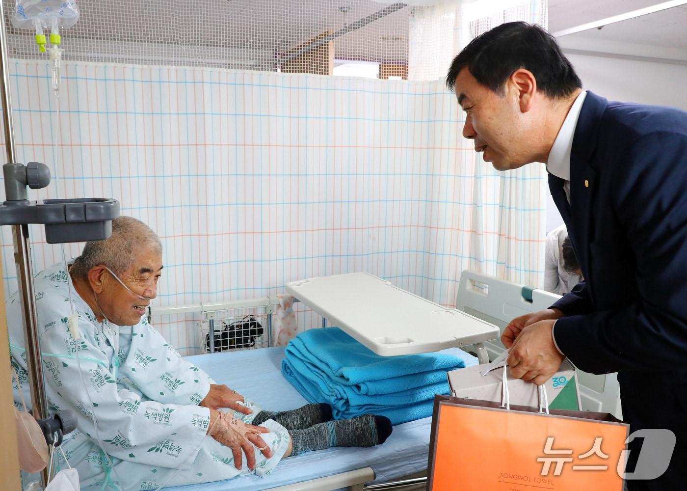 본문 이미지 - 박종길 근로복지공단 이사장이 25일 서울 녹색병원에서 산재 환자를 위문하고 있다. (근로복지공단 제공. 재판매 및 DB 금지) /뉴스1