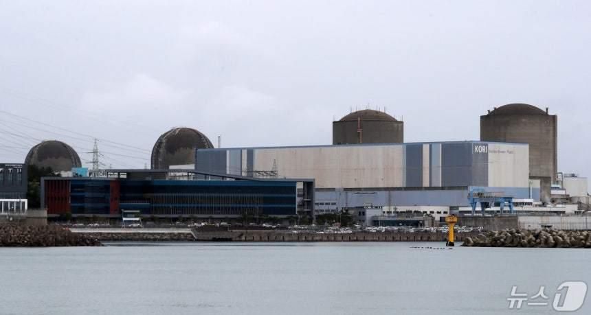본문 이미지 - 부산 기장군에 있는 고리원자력발전소 . 사진 오른쪽부터 고리1, 2, 3, 4호기. 2024.5.7/뉴스1 ⓒ News1 윤일지 기자