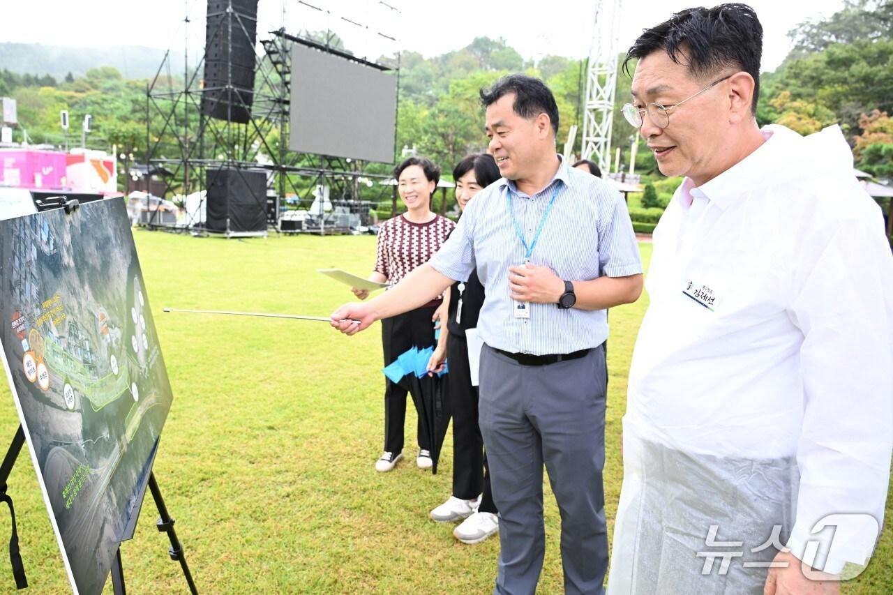 본문 이미지 - 김제선 중구청장이 축제 현장을 점검하고 있다.(중구 제공. 재판매 및 DB금지)/뉴스1