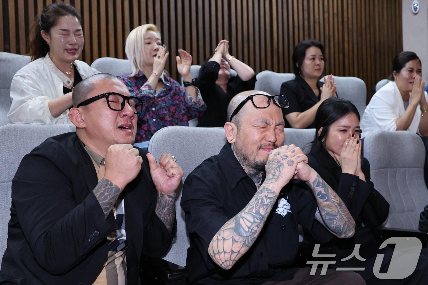 25일 서울 여의도 국회에서 열린 제 429회 국회&#40;정기회&#41; 제9차 본회의에서 문신사법안&#40;대안&#41;이 통과되자 문신 합법화에 찬성하는 방청객들이 환호하고 있다. 2025.9.25/뉴스1 ⓒ News1 신웅수 기자