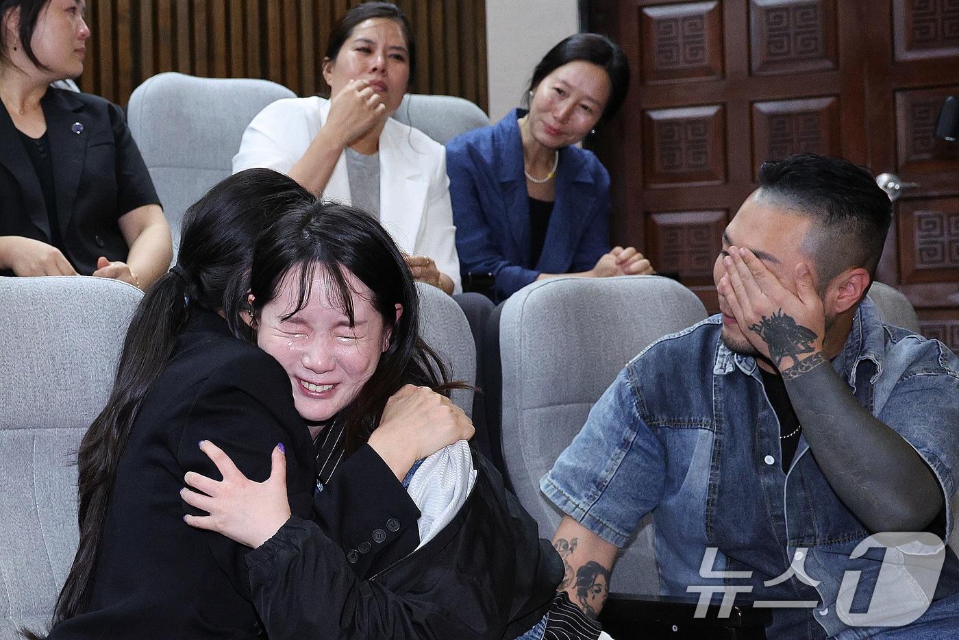 25일 서울 여의도 국회에서 열린 제 429회 국회&#40;정기회&#41; 제9차 본회의에서 문신사법안&#40;대안&#41;이 통과되자 문신 합법화에 찬성하는 방청객들이 환호하고 있다. 2025.9.25/뉴스1 ⓒ News1 신웅수 기자