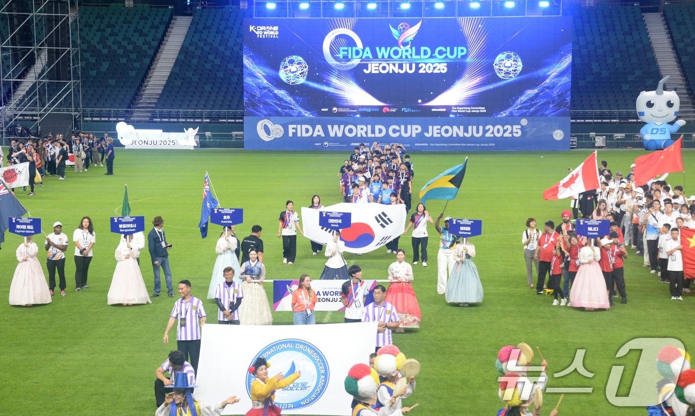 2025 전주드론축구월드컵 개막식이 열린 25일 전북 전주시 월드컵경기장에서 선수단이 입장하고 있다. 2025.9.25/뉴스1 ⓒ News1 유경석 기자