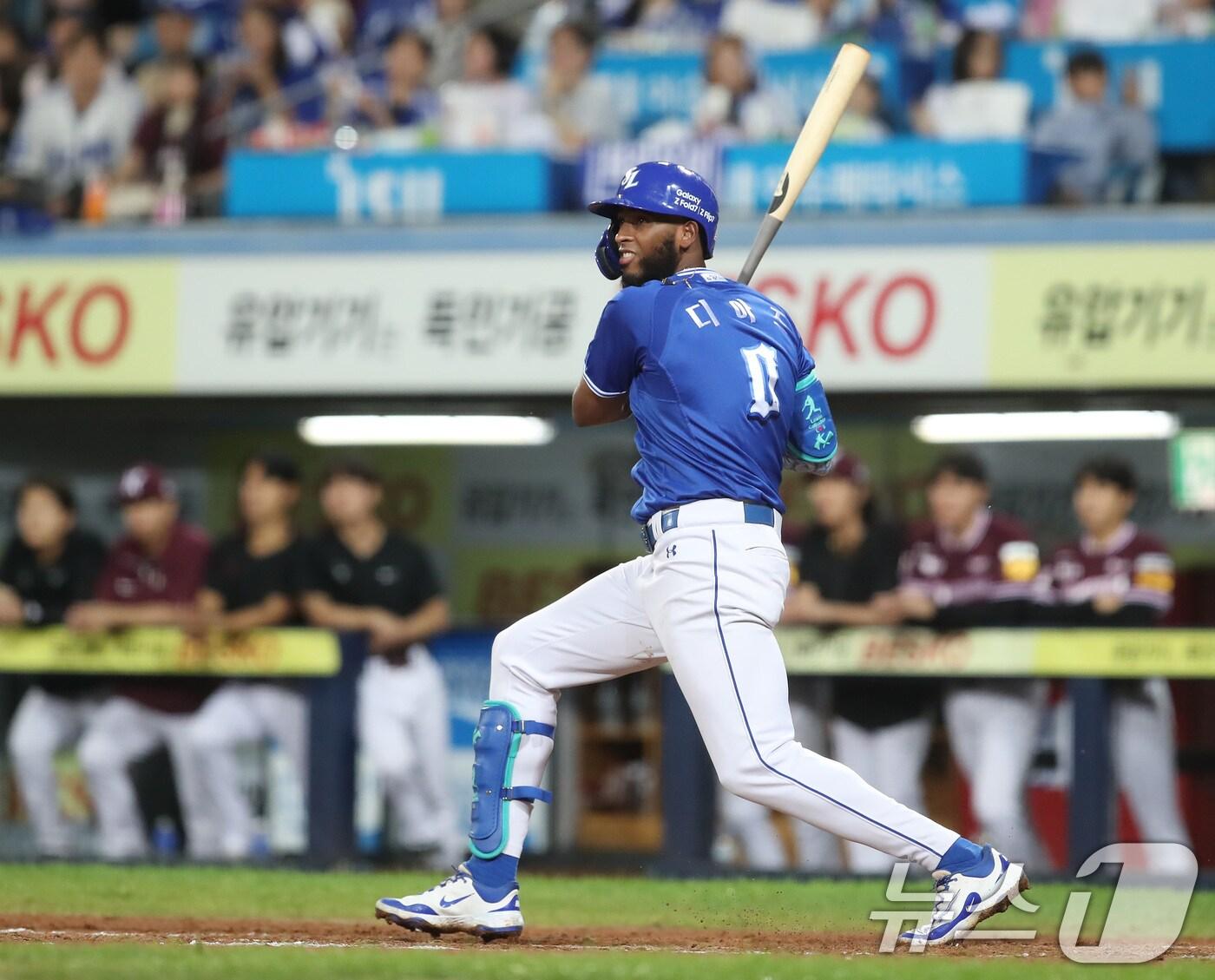 본문 이미지 - 25일 오후 대구 수성구 삼성라이온즈파크에서 열린 프로야구 &#39;2025 신한 SOL뱅크 KBO 리그&#39; 키움 히어로즈와 삼성 라이온즈의 경기, 5회말 1사 3루 상황 삼성 4번타자 디아즈가 좌익수 방면 1타점 적시 2루타를 치고 있다. 2025.9.25/뉴스1 ⓒ News1 공정식 기자