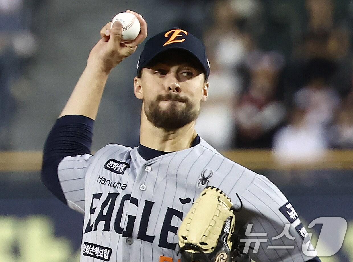 본문 이미지 - 25일 오후 서울 송파구 잠실야구장에서 열린 프로야구 &#39;2025 신한 SOL뱅크 KBO 리그&#39; 한화 이글스와 두산 베어스의 경기에서 한화 선발 라이언 와이스가 역투하고 있다. 이날 와이스는 200탈삼진 고지를 밟으면서 대기록을 세웠다. 2025.9.25/뉴스1 ⓒ News1 김민지 기자