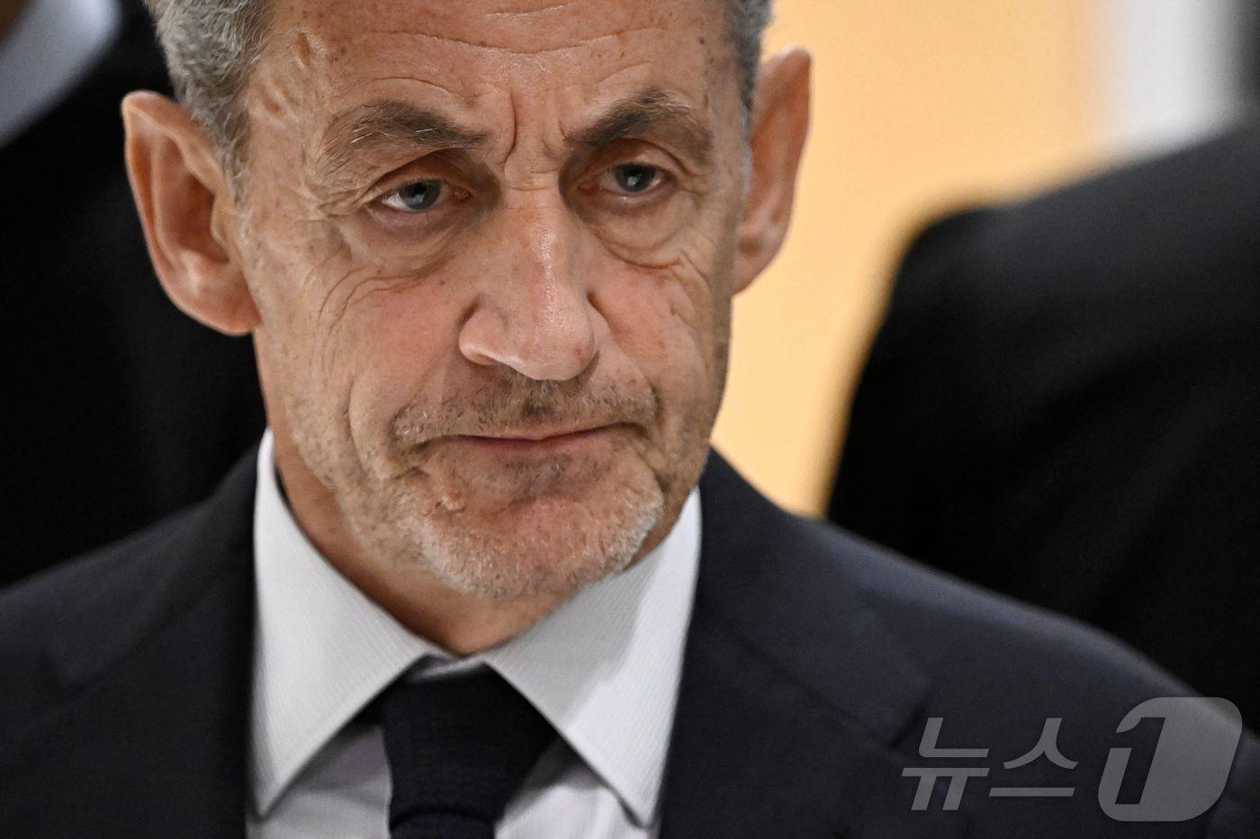 25일(현지시간) 니콜라 사르코지 전 프랑스 대통령이 2007년 대선 당시 리비아의 불법 자금 수수 혐의와 관련한 재판에서 유죄 판결을 받은 뒤 파리 법원을 떠나고 있다. 2025.09.25.ⓒ AFP=뉴스1