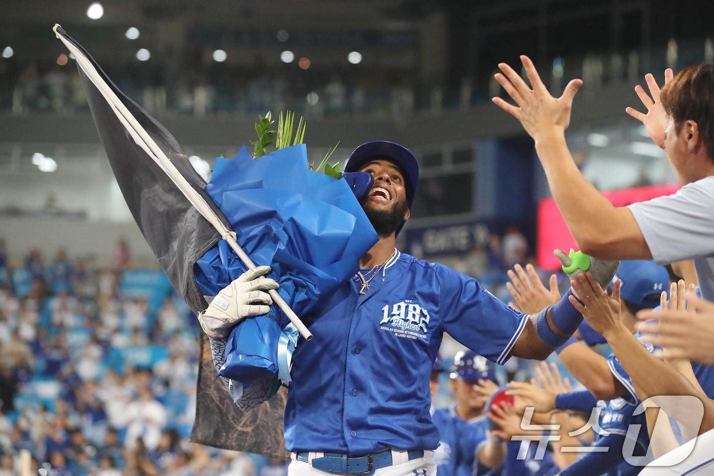 25일 오후 대구 수성구 삼성라이온즈파크에서 열린 프로야구 &#39;2025 신한 SOL뱅크 KBO 리그&#39; 키움 히어로즈와 삼성 라이온즈의 경기, 8회말 2사 1,3루 상황 삼성 4번타자 디아즈가 우월 3점 홈런을 터뜨린 뒤 동료들이 축하를 받으며 기뻐하고 있다. ⓒ News1 공정식 기자