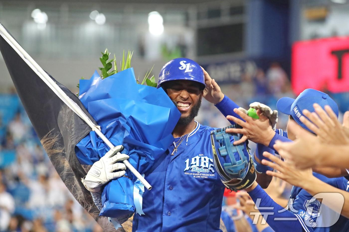 25일 오후 대구 수성구 삼성라이온즈파크에서 열린 프로야구 '2025 신한 SOL뱅크 KBO 리그' 키움 히어로즈와 삼성 라이온즈의 경기, 8회말 2사 1,3루 상황 삼성 4번타자 디아즈가 우월 3점 홈런을 터뜨린 뒤 동료들의 축하를 받으며 기뻐하고 있다. 2025.9.25/뉴스1 ⓒ News1 공정식 기자