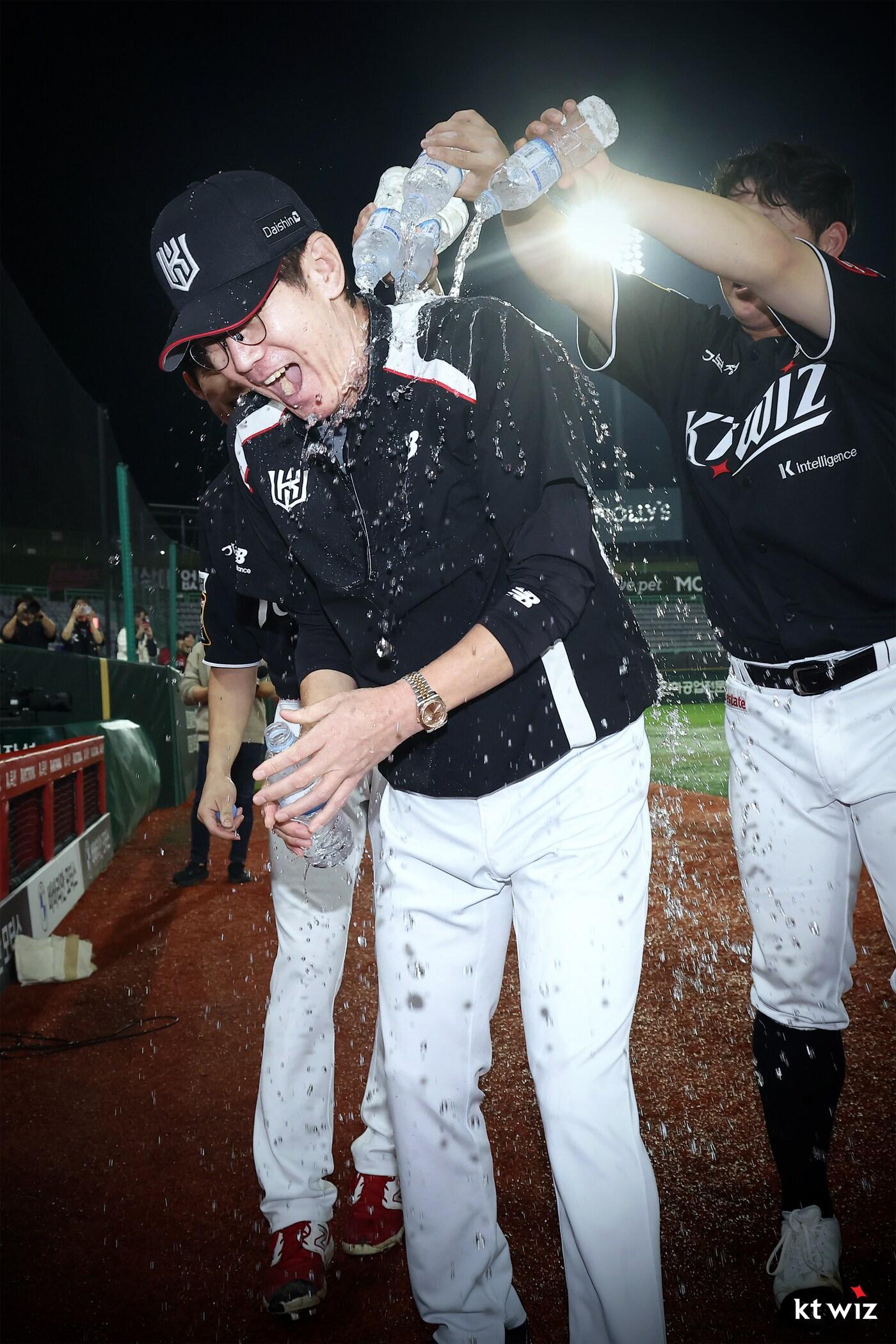 본문 이미지 - KT 위즈 이강철 감독이 25일 SSG 랜더스전에서 승리한 뒤 선수들에게 물세례를 받고 있다. &#40;KT 제공&#41;