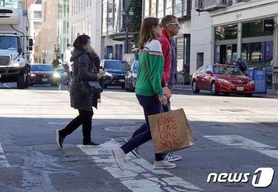 본문 이미지 -  미국 캘리포니아주 샌프란시스코 유니언 스퀘어에서 쇼핑객들이 거리를 건너고 있다. 2022.11.17. &lt;자료사진&gt;ⓒ AFP=뉴스1 ⓒ News1 정윤영 기자