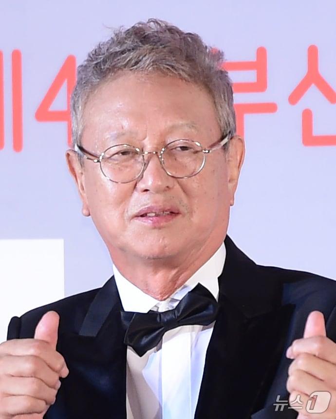 본문 이미지 - 코미디언 전유성이 25일 밤 전북대학교병원에서 별세했다. 전유성은 이날 오후 9시 5분께 전북대병원에서 향년 76세를 일기로 생을 마감했다. 전유성은 폐기흉 증세가 악화돼 최근 전북대병원에 입원해 치료를 받았던 것으로 알려졌다. &#40;뉴스1 DB&#41; 2025.9.25/뉴스1