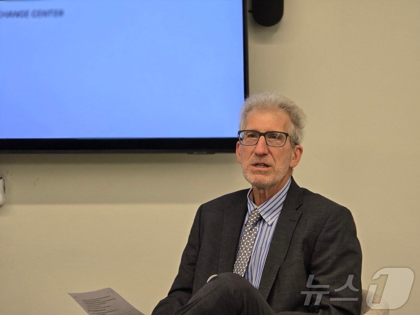 본문 이미지 - 제시 크라이어 미국 조지타운대 법학교수&#40;전 WTO 규범국장&#41;가 25일&#40;현지시간&#41; 워싱턴DC에서 한미의희교류센터&#40;KIPEC&#41; 주최로 열린 라운드 테이블에서 상호관세 소송 진행 경과와 향후 관세에 미칠 영향을 주제로 발언하고 있다. 2025.09.25. ⓒ News1 류정민 특파원