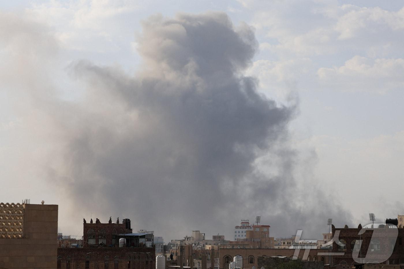 25일&#40;현지시간&#41; 예멘 수도 사나에서 이스라엘의 공습으로 인한 연기가 피어오르고 있다. 2025.09.25 ⓒ 로이터=뉴스1 ⓒ News1 김지완 기자